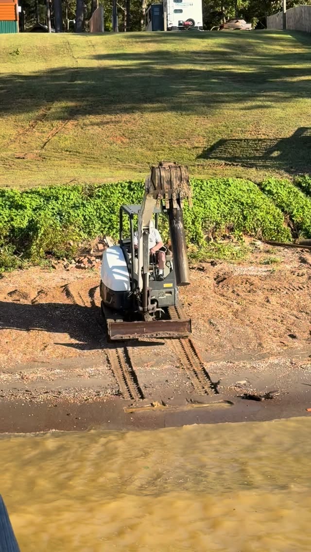 The excavator made it out to Tiny Toledo Cabin to clean up some old pipes and wood from a broken boat dock. Cleaning up the beach area so that swimming in the summertime will be much safer!! #excavator #excavatorcleanup