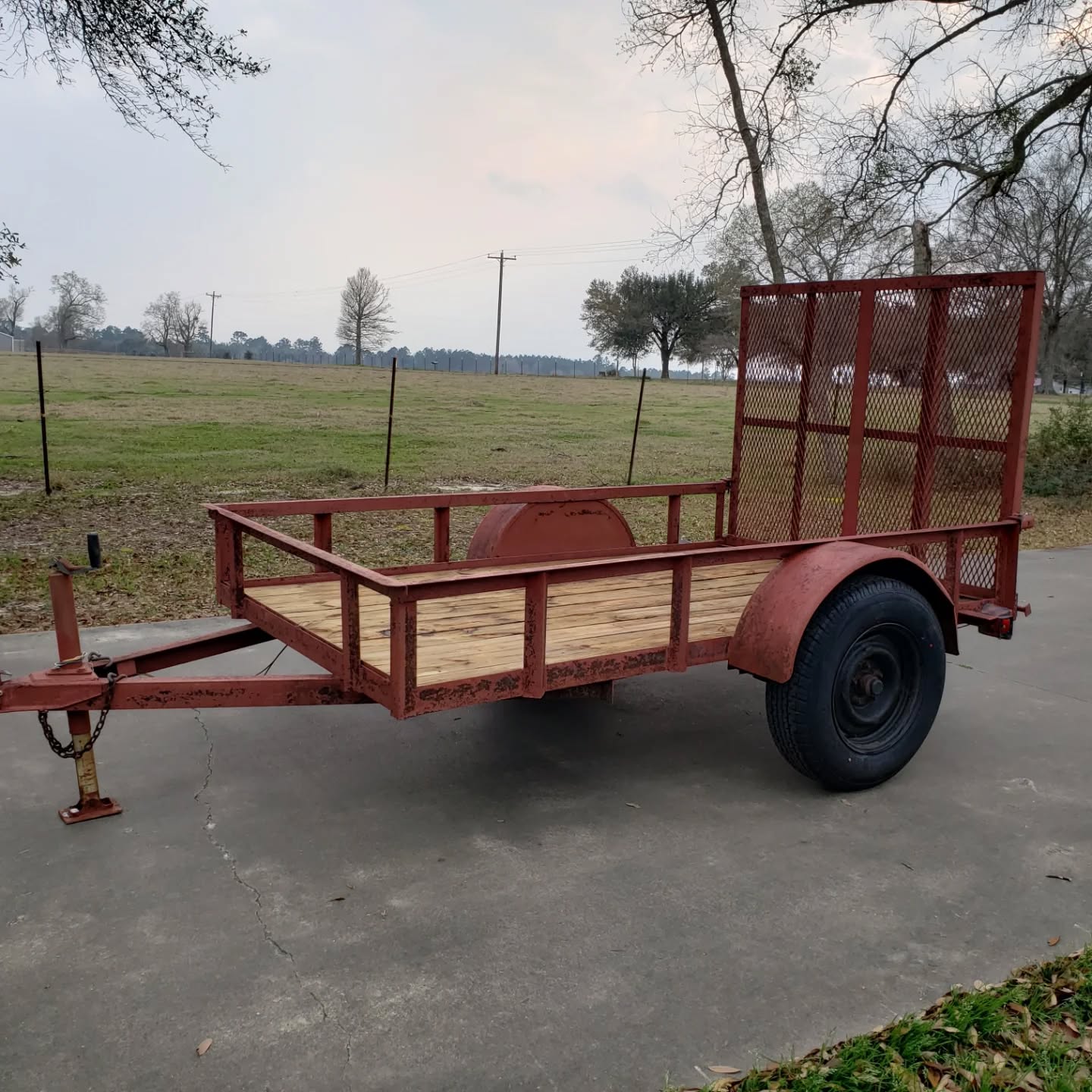 Adding some music to some otherwise boring pictures of our 8ft utility trailer.  It will help 2000 lbs a day it is an economic hauler for small projects.