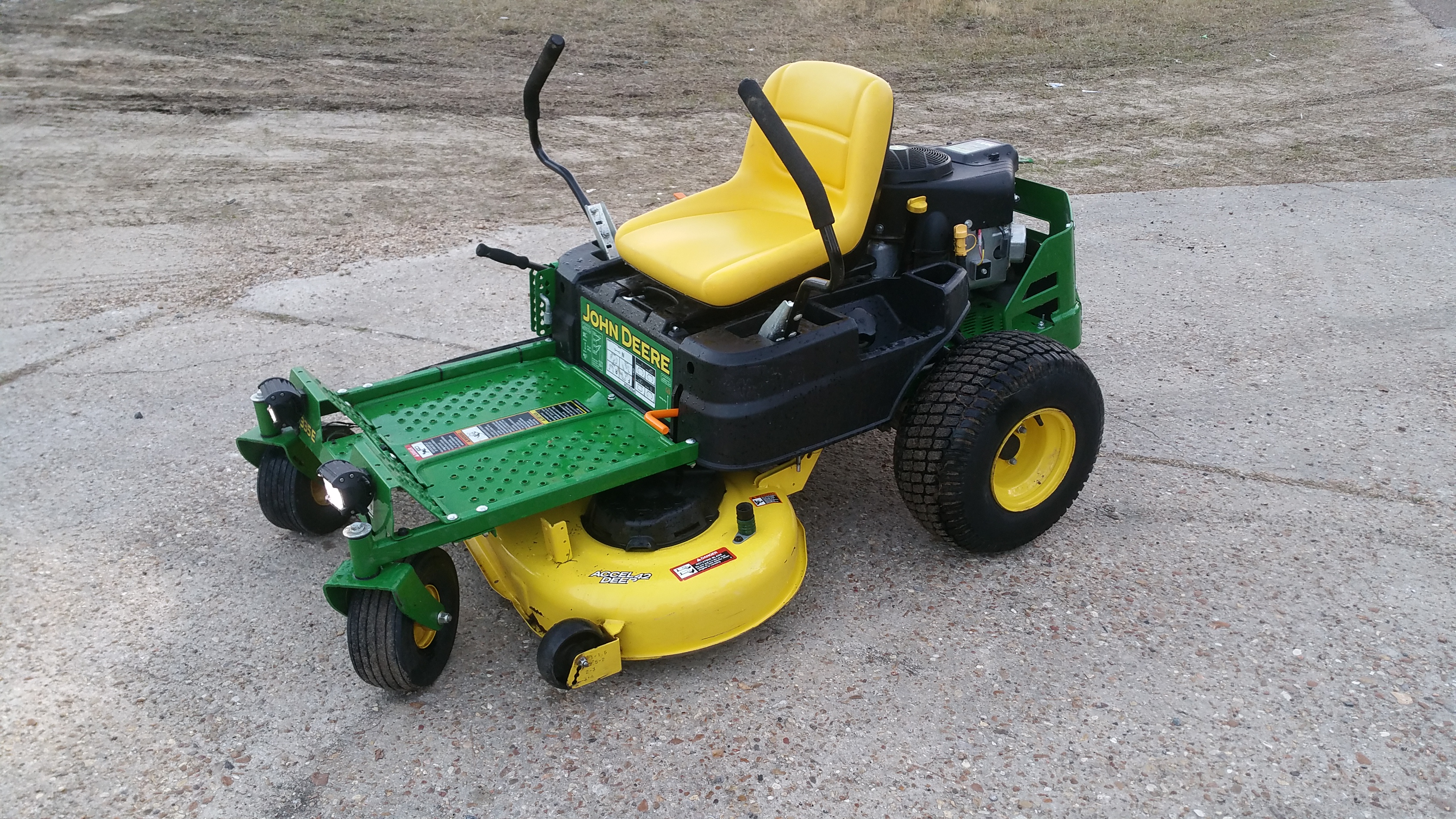 zero-turn-mower-rental-john-deere-z335e-42-inch